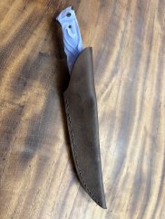 Lovecký nůž s pryskyřicí