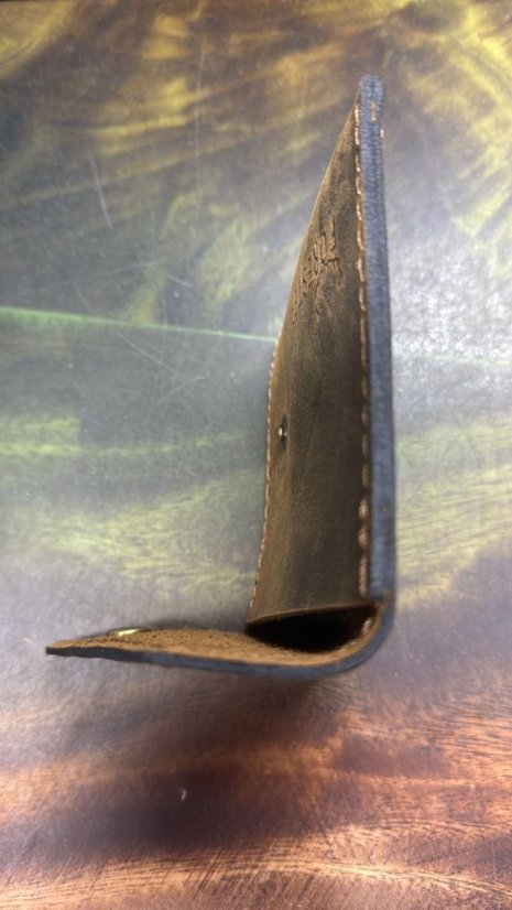 FORESTER - kožená minimalistická peněženka prošívaná klopa boční klín tmavě hnědá