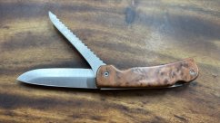Lovecký nůž zavírací  9 cm s pilkou kořenice túje africké