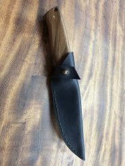 Lovecký nůž s ořechem