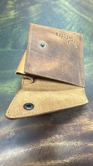 FORESTER - kožená minimalistická peněženka prošívaná klopa boční klín hnědá