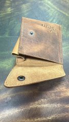 FORESTER - kožená minimalistická peněženka prošívaná klopa boční klín hnědá