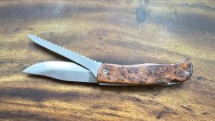 Lovecký nůž zavírací 9,5 cm s pilkou kořenice túje africké