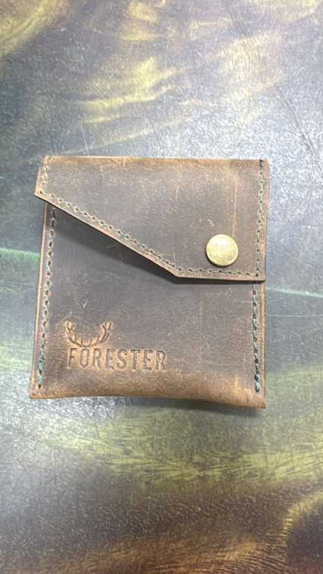 FORESTER - kožená minimalistická sleeve peněženka prošívaná klopa tmavě hnědá FORESTER - kožená minimalistická sleeve peněženka prošívaná klopa tmavě hnědá