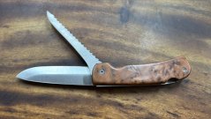 Lovecký nůž zavírací 9 cm s pilkou kořenice túje africké