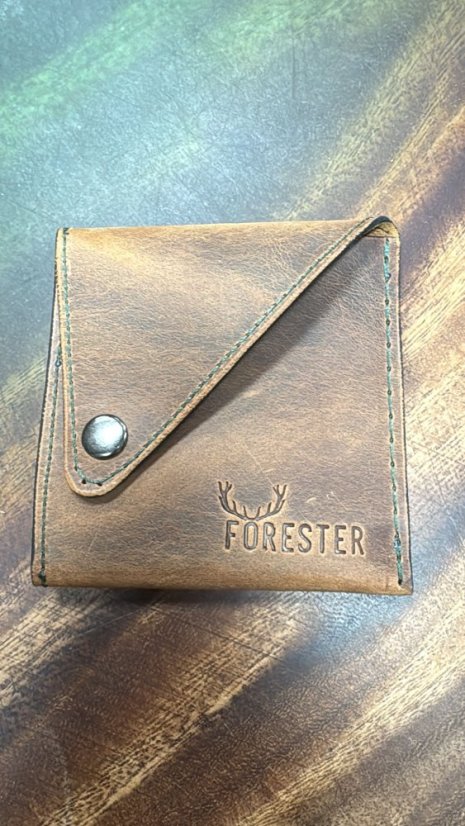 FORESTER - kožená minimalistická peněženka prošívaná klopa zapínání vlevo boční klín hnědá