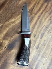 Dýka lovecká s parožím a mahagonem