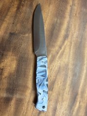 Lovecký nůž s pryskyřicí